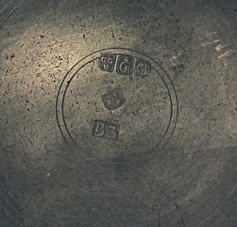 Tennstånka märkt med årtalet 1808.