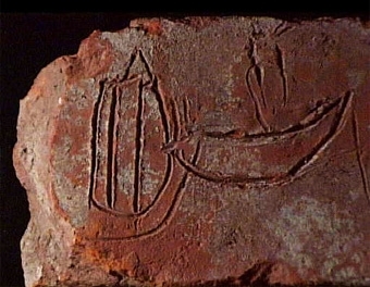 Enligt liggare:
"Tegelstenar med figurer och inskriptioner anträffade i stjärnhvalfen vid restaureringen 1886-1891. (Se Vestergötl. fornminnesför:s Tidskrift I:6:113 ff"

figurinristning