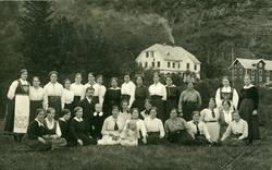 Elever og lærer ved Vestoppland folkehøgskule  i 1917.