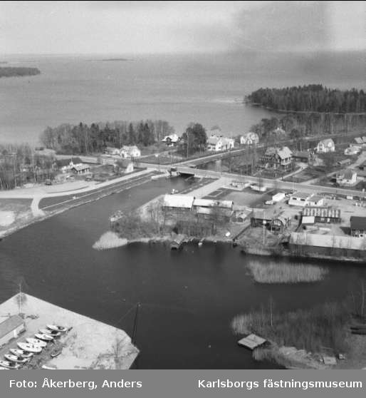 Karlsborg, flygfoto. Del av bebyggelse på kanalholmen, samt varvsområdet. Foto: Anders Åkerberg, 1973. Endast neg finns.