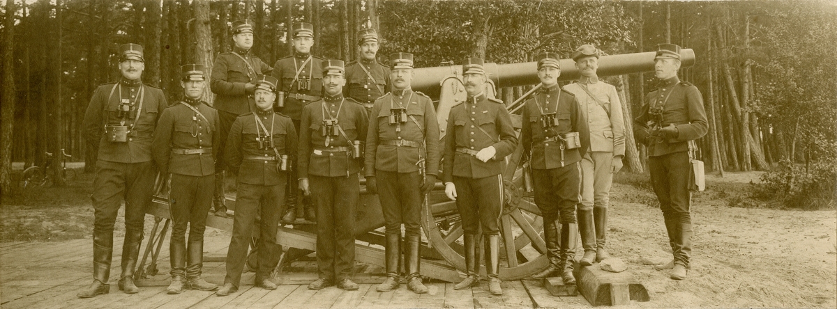 Grupporträtt av Svea artilleriregemente A 1 på Marma skjutfält 1908.