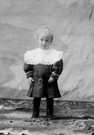Ateljé.
Nicklas "Nicke" Brandberg. *1904, död 1993. Mörtestad. 
Fotograf: Ellen Kock? Axel Lundbäck m.fl.
Gullspångssamlingen.
Bilder från Gullspång med omnejd.