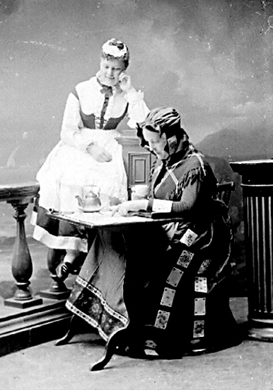 Vita Liljan.

Karin Bäckström f. 1880 drev fotoateljé på Vasagatan 5 i Töreboda. Hon tog över den av sin far Thure Bäckström, som hade etablerat firman 1886, och hon drev den mellan 1896 -1916.
Karin Bäckström gifte sig år 1917 med John Knape.
