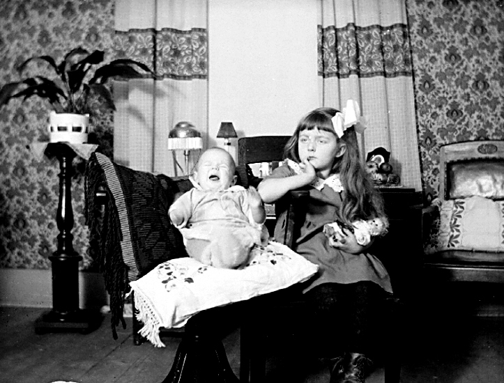 Inga och Hans Knape, barn till John Knape och Karin Knape f. Bäckström.

Karin Bäckström f. 1880 drev fotoateljé på Vasagatan 5 i Töreboda. Hon tog över den av sin far Thure Bäckström, som hade etablerat firman 1886, och hon drev den mellan 1896 -1916.
Karin Bäckström gifte sig år 1917 med John Knape.