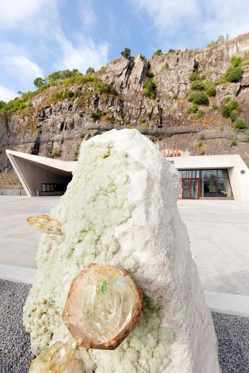 Mineraler og bergarter som er funnet på stedet og brukt i kunstverket:
Gul Limonitt (brunjernstein) med bergkrystall,
Rød Porfyr,
Grønn Prehnitt med kalkspat,
Hvit Porfyr,
Svart Porfyr,
Svart Epidot med bergkrystall