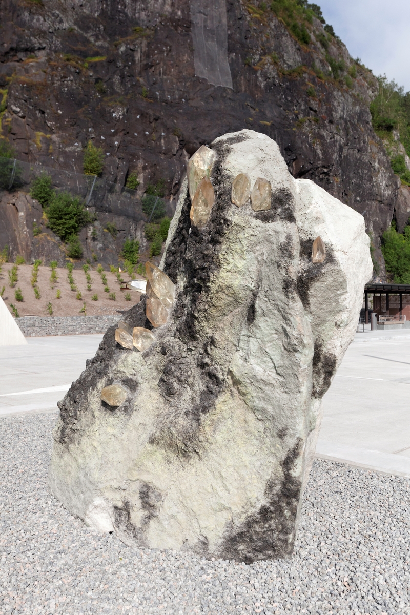 Mineraler og bergarter som er funnet på stedet og brukt i kunstverket:
Gul Limonitt (brunjernstein) med bergkrystall,
Rød Porfyr,
Grønn Prehnitt med kalkspat,
Hvit Porfyr,
Svart Porfyr,
Svart Epidot med bergkrystall