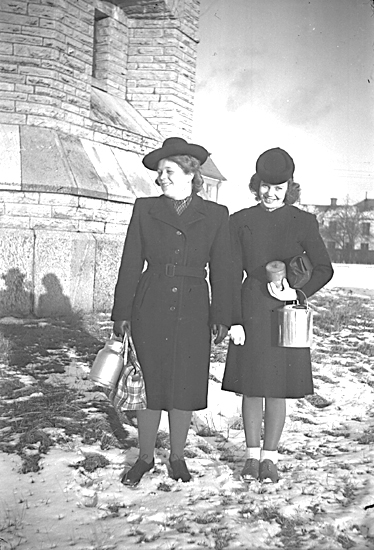 "Mjölkhämterskor".
Karin Svenningsson och Titte Rehn, 1944.