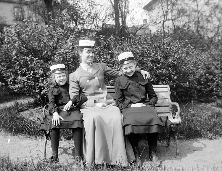 Anna Florén i mitten.
Dagmar o Ebba Hillfors var döttrar till ingenjör Otto Alfred Hillfors på Hönsäter på Kinnekulle.