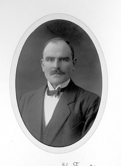 Karl Peter Leverin
Född 1842 i Flakeberg
Död 1924 i Levene

Hette Svensson i Sveriges befolkning år 1900.