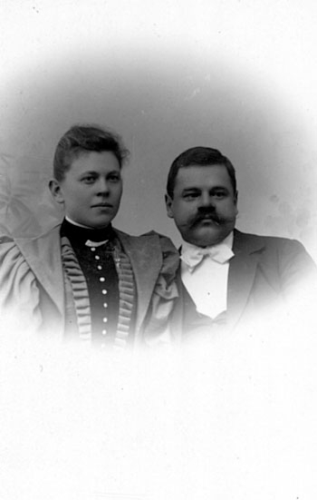 Johan Albert Butsch
Född 1865 i Skara
Läroverksadjunkt i Skara

Blenda Alfhild Eleon Lindqvist
Född 1874 i Finland.