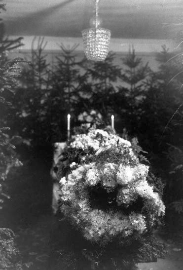 Begravning, kista med blomstergärd. 
Tveta kyrka 15/9 1923. 
Fru Anna Bystedt, Valnäs.
Foto och tidningsurklipp.
Agnes de Frumeries samling, Danderyd.