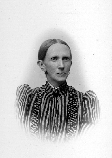 har tillhört Eva Lindblom.

Charlotte Hermanson, f. 1852, drev fotoateljé på Torggatan 47 i Skara under åren 1885-1916. Filial i Lundsbrunn.