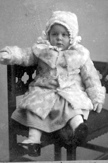 Ellie Sjöstedt, Hjo. 1 Jan. 1907. 1 år 2 mån. Dotter till Helmer Sjöstedt, Hjo.