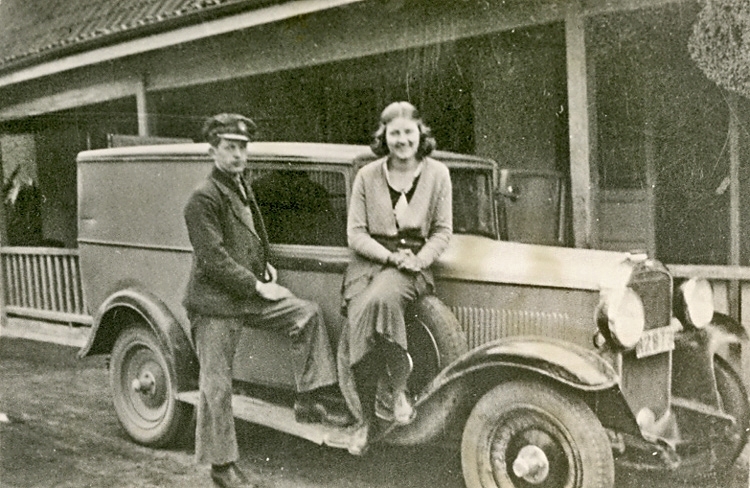 Se arkiv SA 143, Västergötlands Museum, Skara.



Skåpbilen är Algot Adamssons.
Bilen är en Opel PG 1933-37, 6-cyl. 1,5 l. sidv. ca. 35 hk.
Max.last 600 kg. välbyggd vagn, ordentligt utrustad, fanns i många utförande.