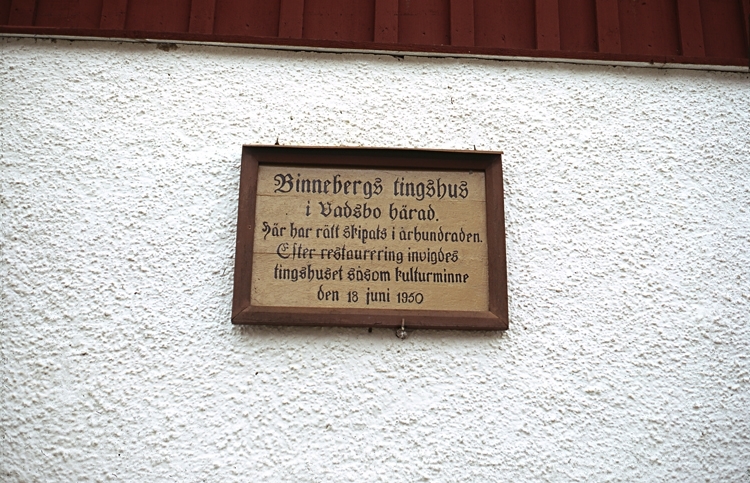 Skylt på Binnebergs Tingshus.