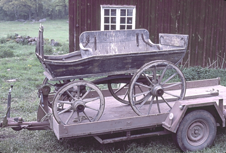 Flyttning av hästvagn från ladugården på Brestorp i Bjärka där ...