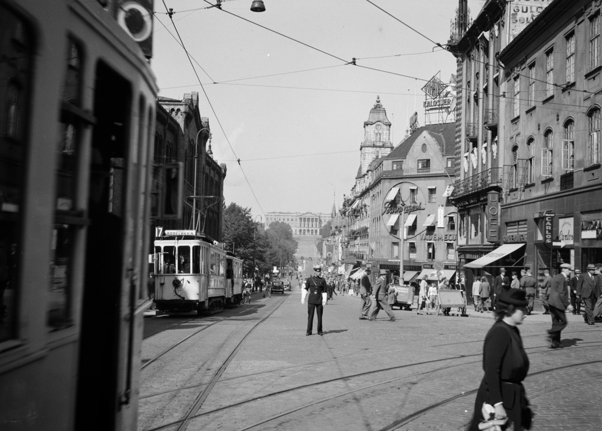 Folkeliv på hjørnet av Akersgata og Karl Johan