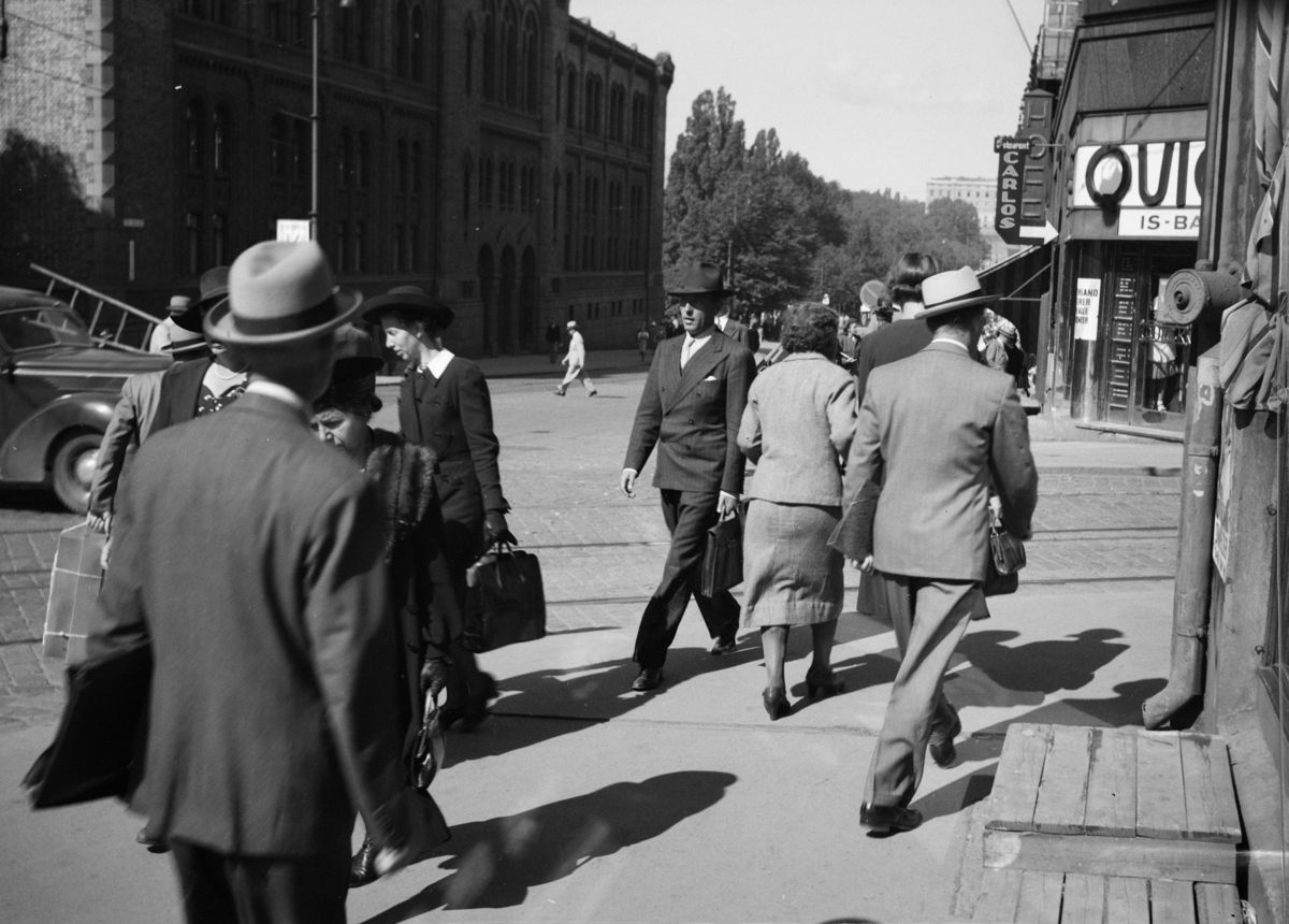 Folkeliv på hjørnet av Akersgata og Karl Johan