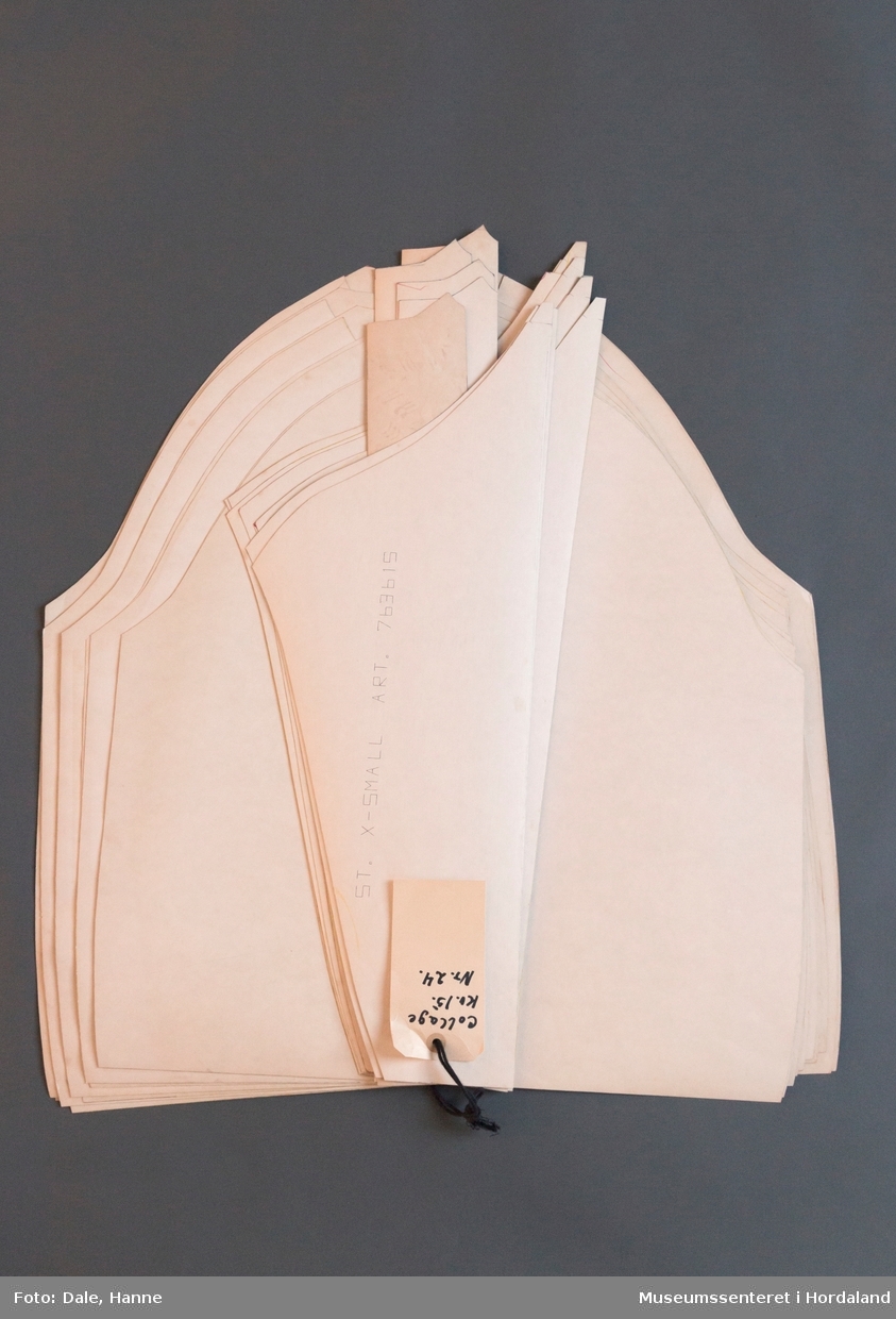 Mønsterskante i papp, brukt til å skjere ut ulike delar av plagg i klesproduksjon. Desse er til collegegensarar i str. XS-XL, kvalitet 15, nr. 24. Art. nr. 763615.