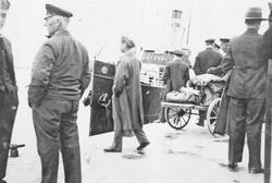 Personer, klær, båt, vogn.