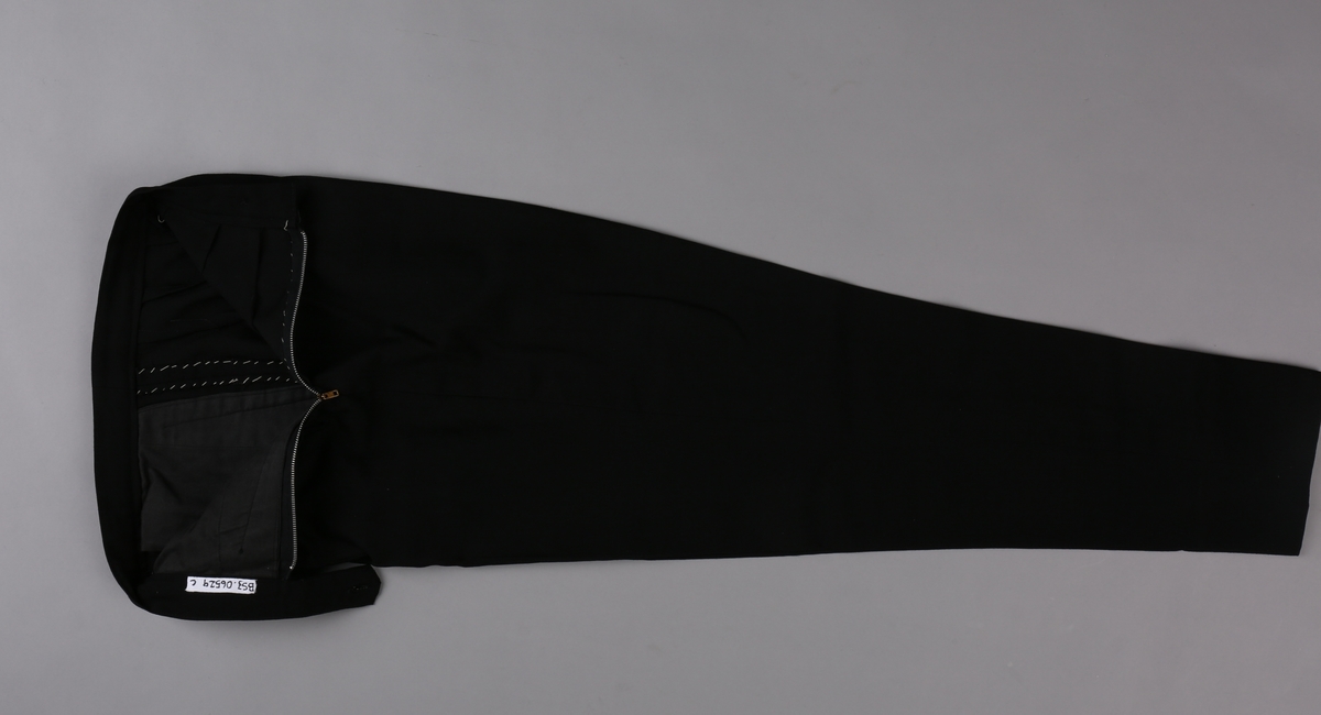 Uniformsbukse, del av telegrafist-uniform bestående av jakke, skjørt, bukse og uniformslue for kvinne.