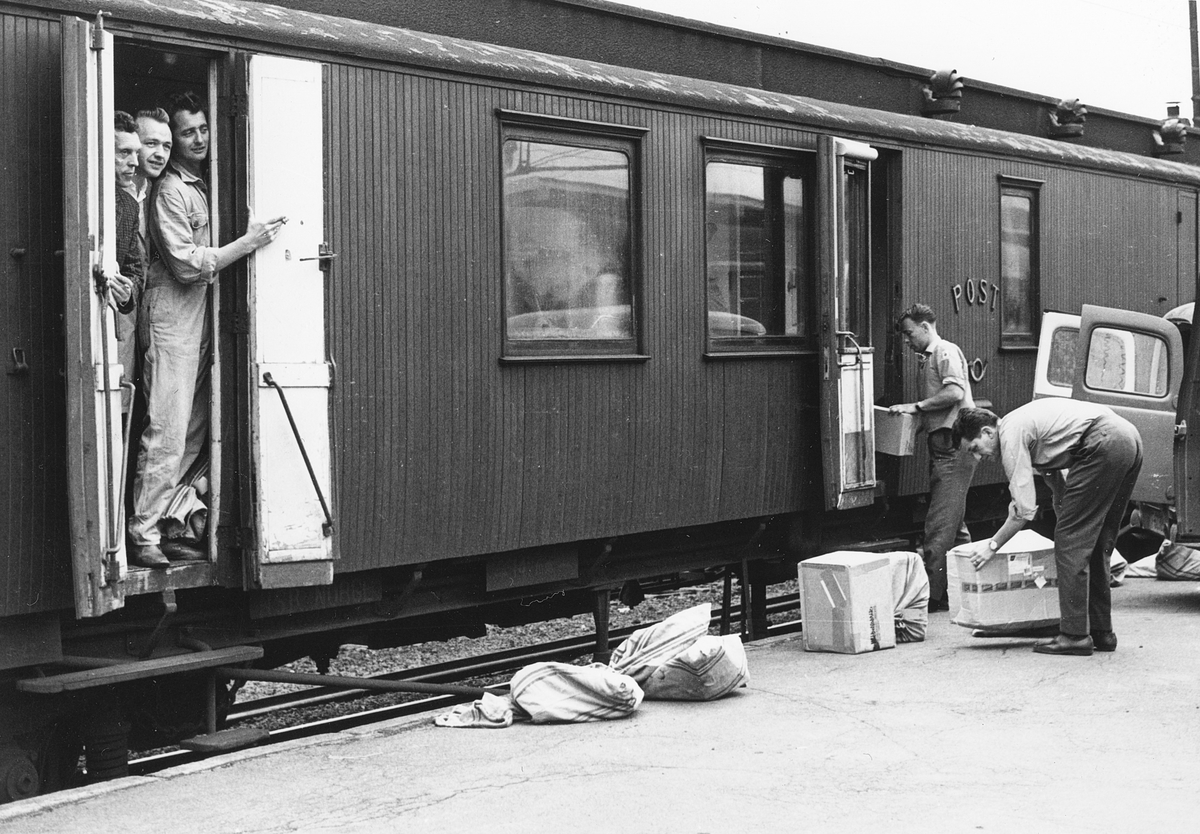 transport, tog, eksteriør, Oslo-Drammen-Hønefoss, postsekker, pakker, lasting, menn