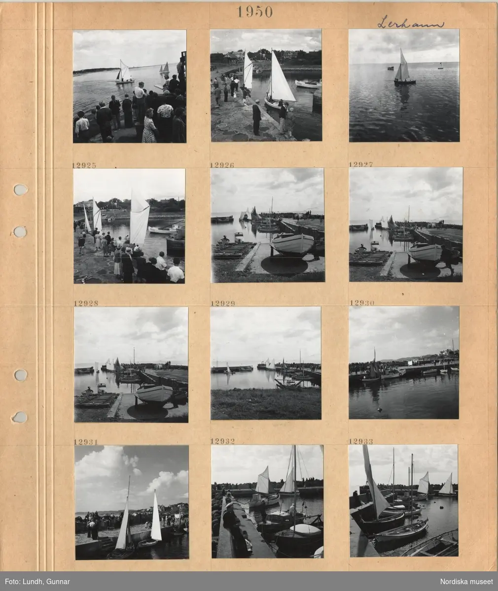 Motiv: Lerhamn, väntande personer på kaj, segelbåtar i vattnet, uppdragen båt, båtar förtöjda vid kaj.