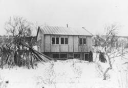 Før og etter 1944, Nordland, Troms. Hus D 56. Billedtekst: '