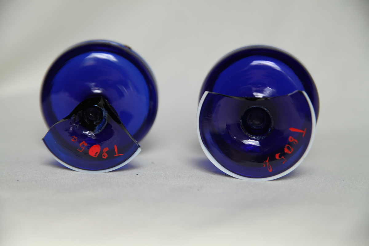 Blått glass med hvit kant rundt fot og topp