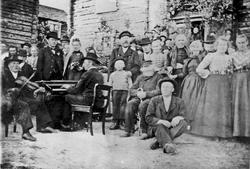 Bryllup, personer, klær, bygning, fele, piano. 
Bryllupet t