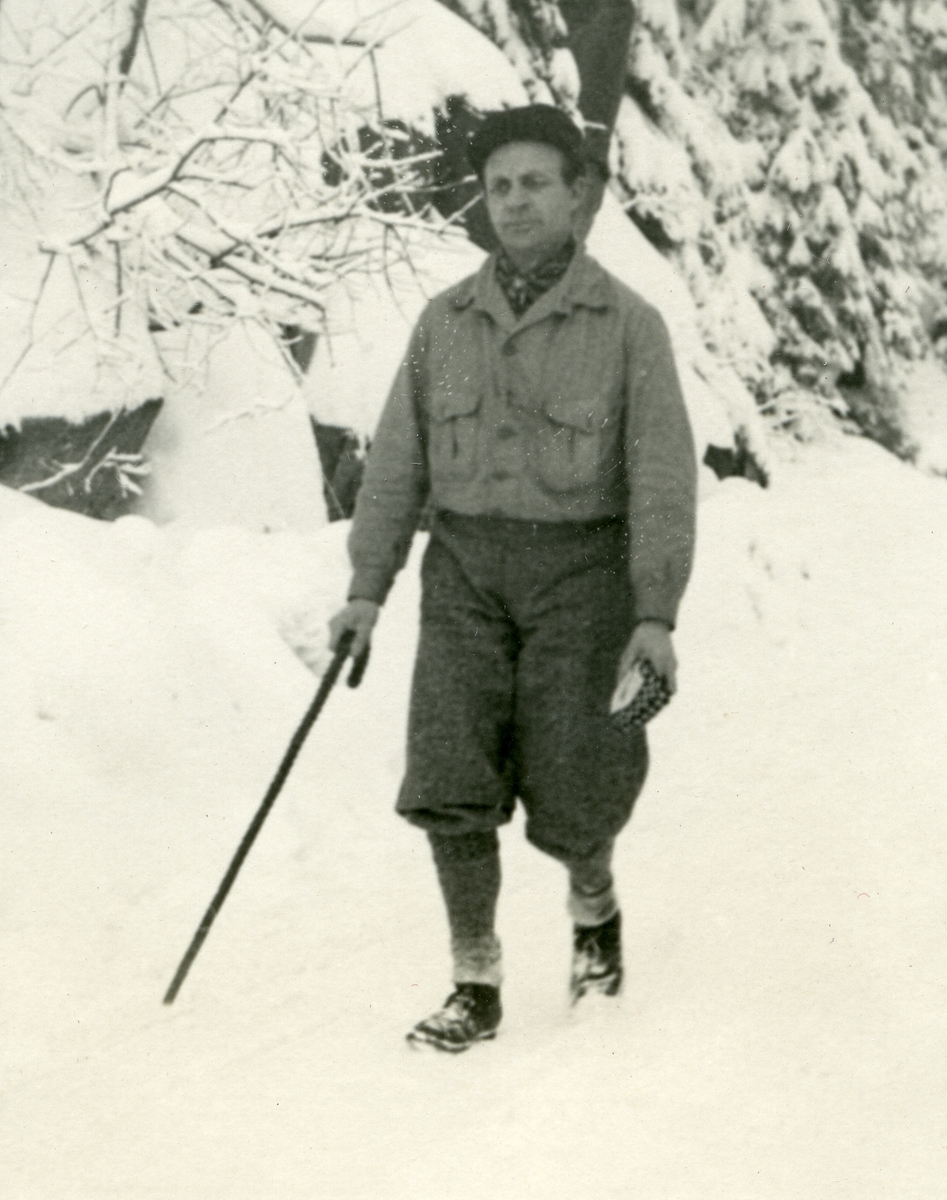 Haakon Garaasen (6/7 1887 - 1957) ute og spaserer m/stav. Snø og vinter.
