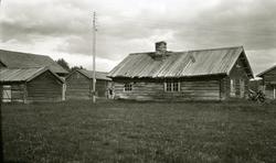 Gard m/gamle tømmerhus. Østigarn, Lutnes