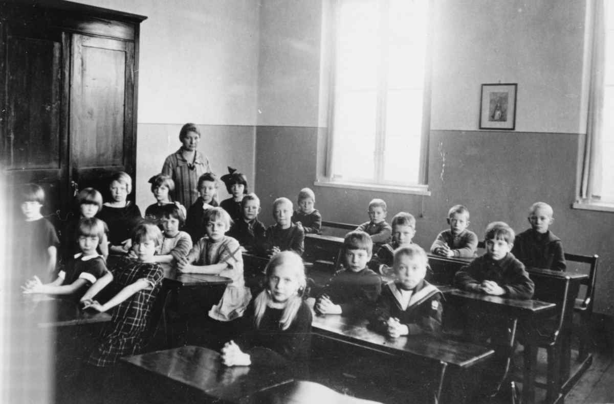 Klass 1 i ett klassrum på Västra skolan i Värnamo år 1926, läraren ...