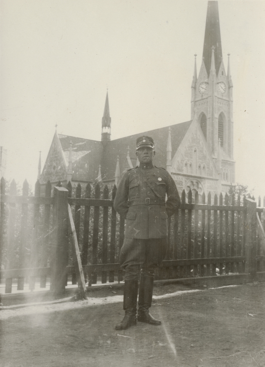 En soldat framför Oscarskyrkan i Stockholm.