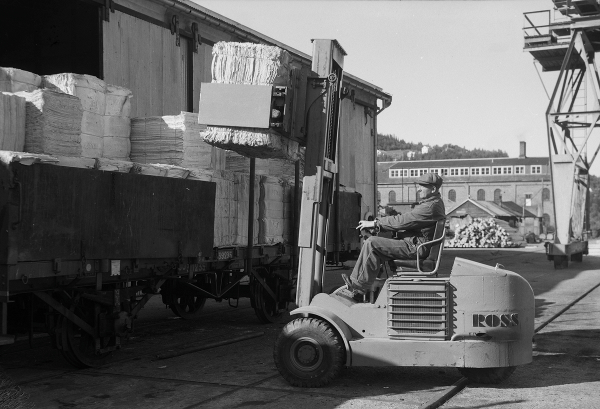 Firma H. Dyrkoren & Sønn, bruk av gaffeltruck