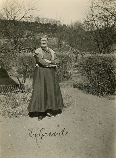 Enligt Bengt Lundins noteringar: "Heljeröd. 3-bild" Fotot hittades tillsammans med flera vykort från Forshälla".