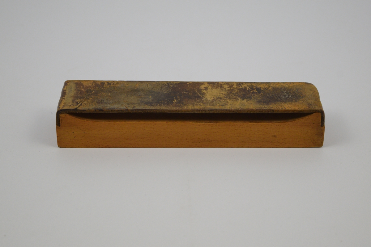 Fabrikkmerke: parallellogram /sirkel eller uten ramme med : en mann i profil med hatt og hakke over skulderen.