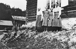 Kvinner, klær, bolighus.