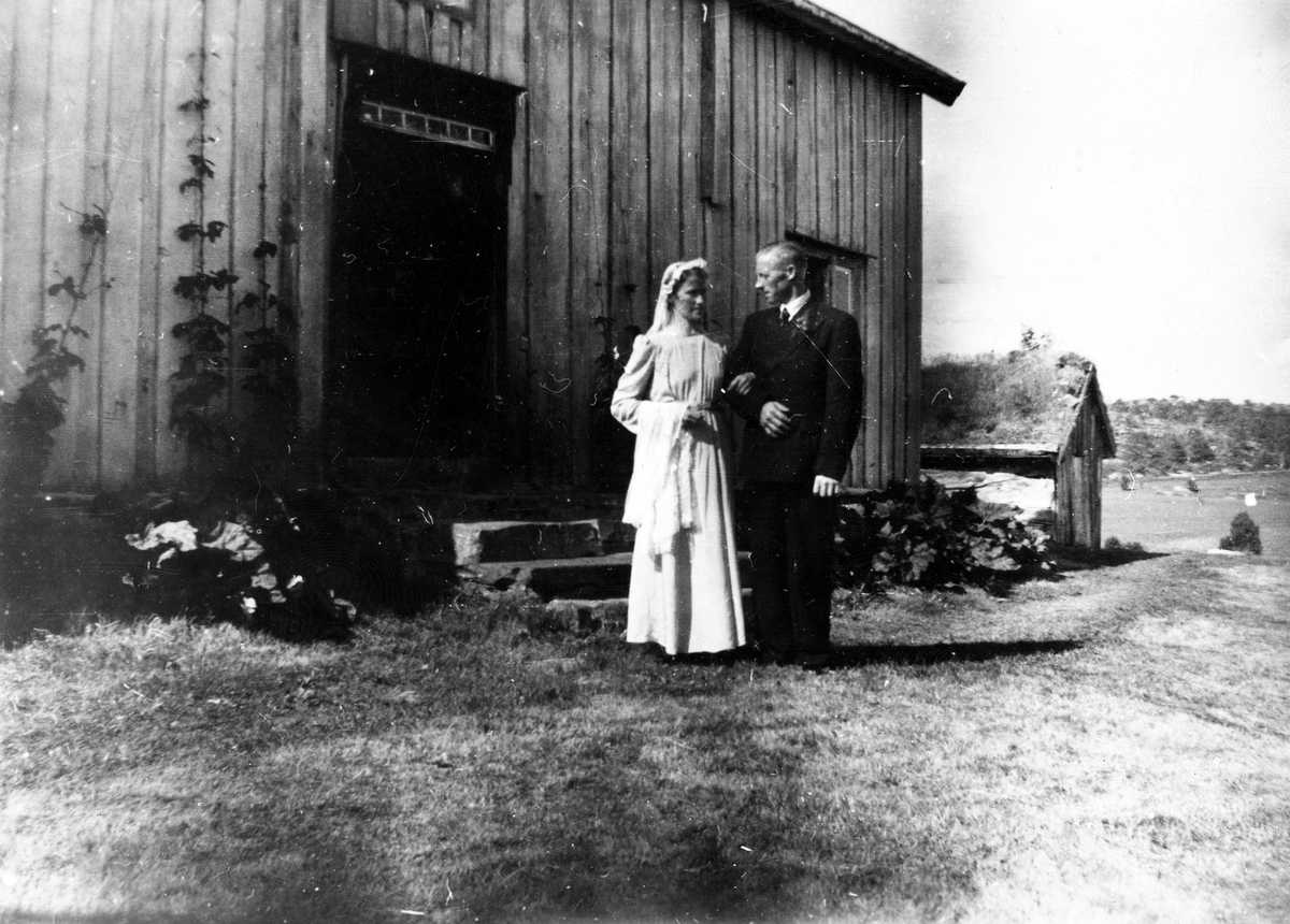 Brudeparet Åsta og Alf Enoksen, Bakkemo 1945