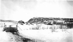 Strand.
I bakgrunnen Strand Internatskole.