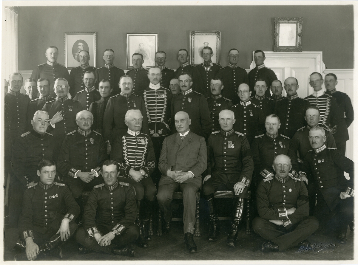 Grupporträtt av Skaraborgs regementes officerskår i Skövde den 5 april 1924.