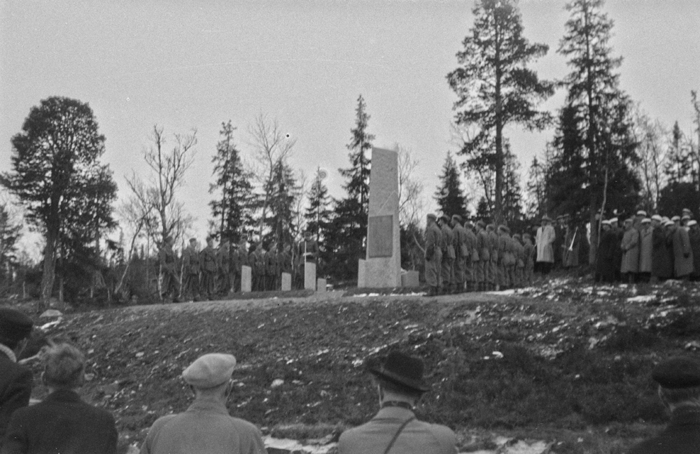 Soldater ved krigsminnesmerket på Majavatn.