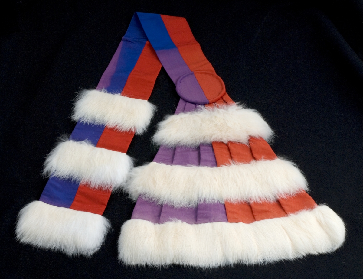 Ordensbånd av hvit pels og rød og blå silkemoare.
