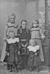 Gruppebilde av barn, klær.