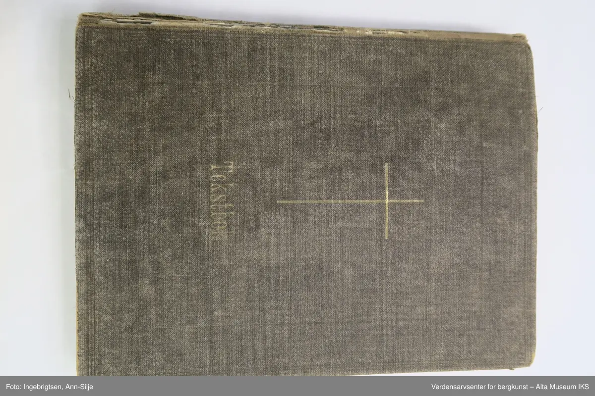 Innbundet bok med latinsk kors på forsidepermen.