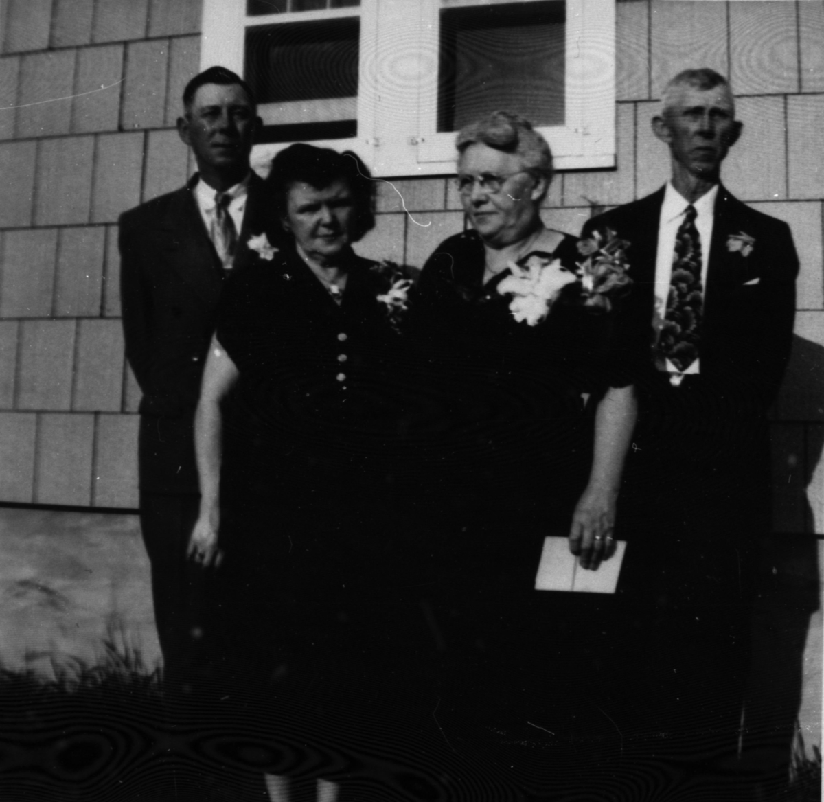 Familiebilde av Oline og Daniel Ernstsen med sønnen Rolf og hans kone. Amerika 27.mai 1952.