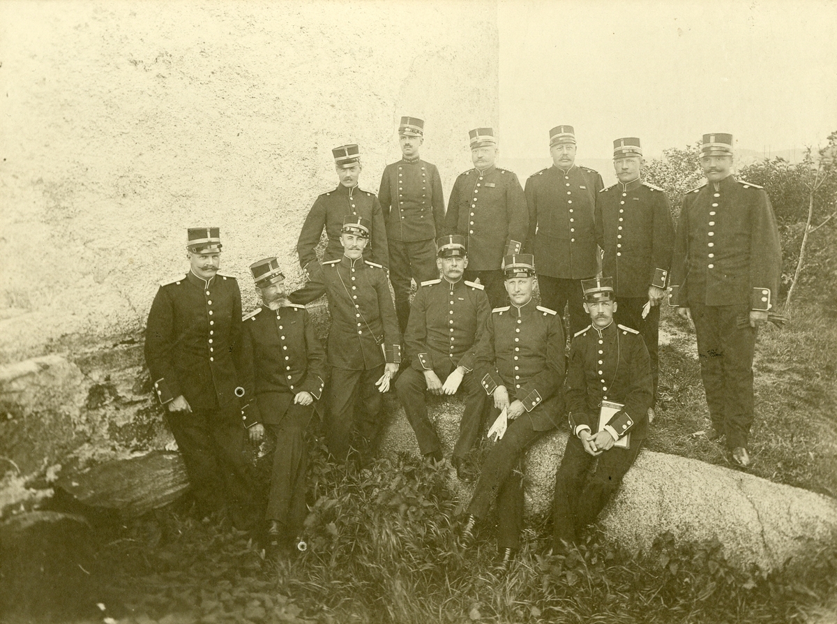 Grupporträtt av officerare, troligen bataljonsläkare på Backamo 1910.