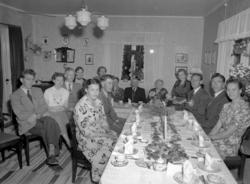 Familien Kvendset, trolig samlet til selskap i familiens bol