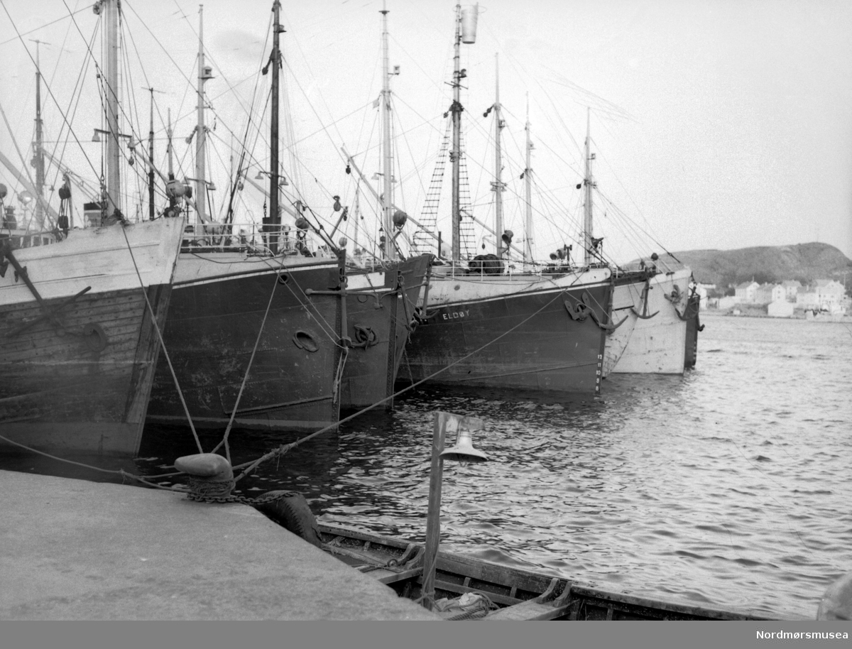 Foto fra Sildeflåten til kai ved havna på Kirkelandet i Kristiansund. Bildet er datert 1954. Fra Nils Williams fotoarkiv. Fra Nordmøre museums fotosamlinger.
