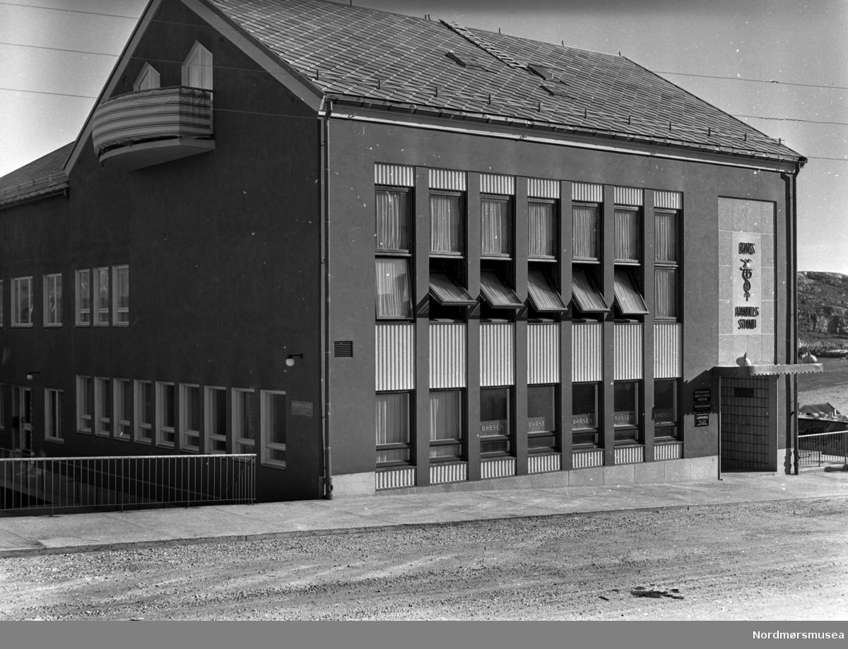 Gjennreising og innvielse av Handelens Hus i
Kristiansund..
 
Fra Nordmøre museum sin fotosamling, Williamsarkivet.
